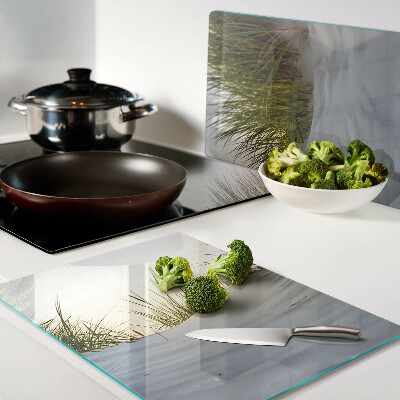 Szklana deska kuchenna z motywem zielonej trawy na tle nieba