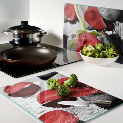 Szklana deska kuchenna z motywem róży na kamieniach z kroplami wody