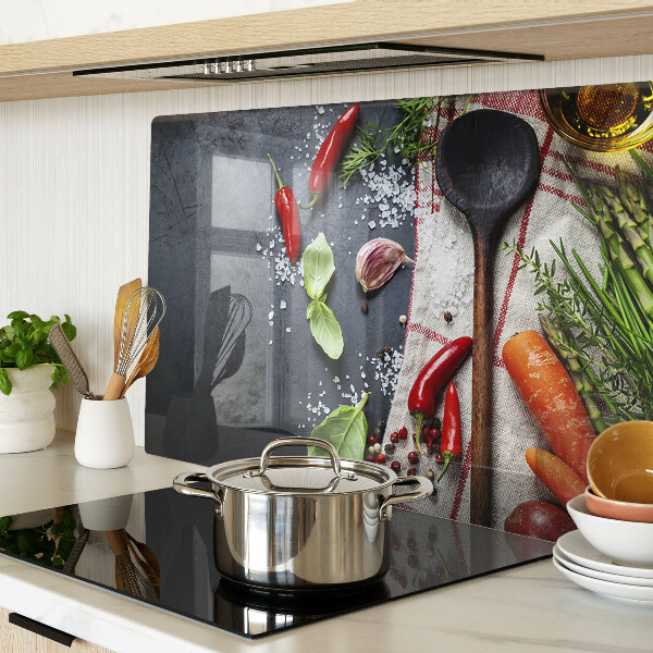Szklana deska kuchenna z dekoracją przedstawiającą kuchenne przyprawy i warzywa