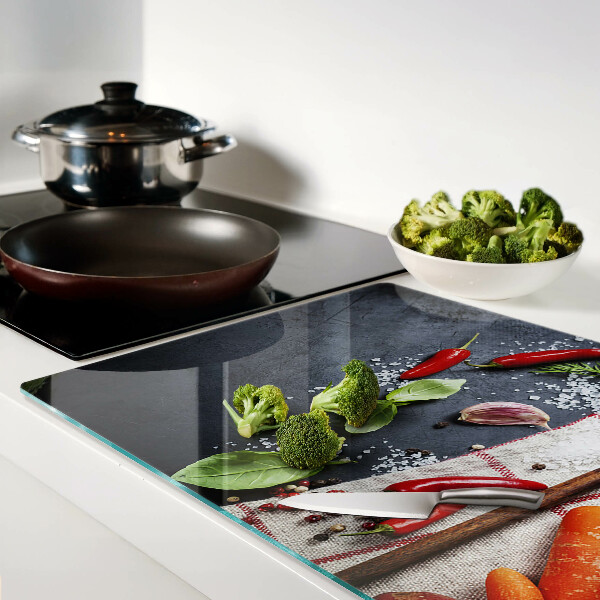 Szklana deska kuchenna z dekoracją przedstawiającą kuchenne przyprawy i warzywa