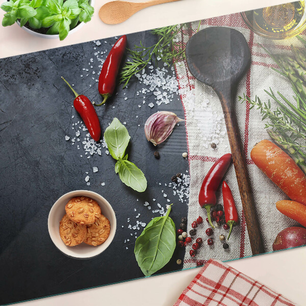 Szklana deska kuchenna z dekoracją przedstawiającą kuchenne przyprawy i warzywa