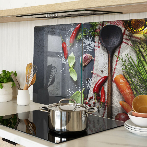 Szklana deska kuchenna z dekoracją przedstawiającą kuchenne przyprawy i warzywa