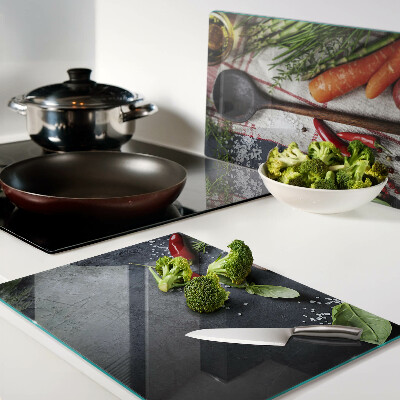 Szklana deska kuchenna z dekoracją przedstawiającą kuchenne przyprawy i warzywa