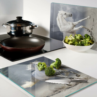 Szklana deska do krojenia z motywem białych koni w biegu