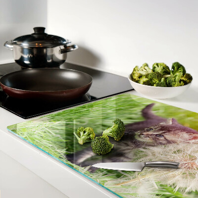 Szklana deska do krojenia z motywem kota na trawie