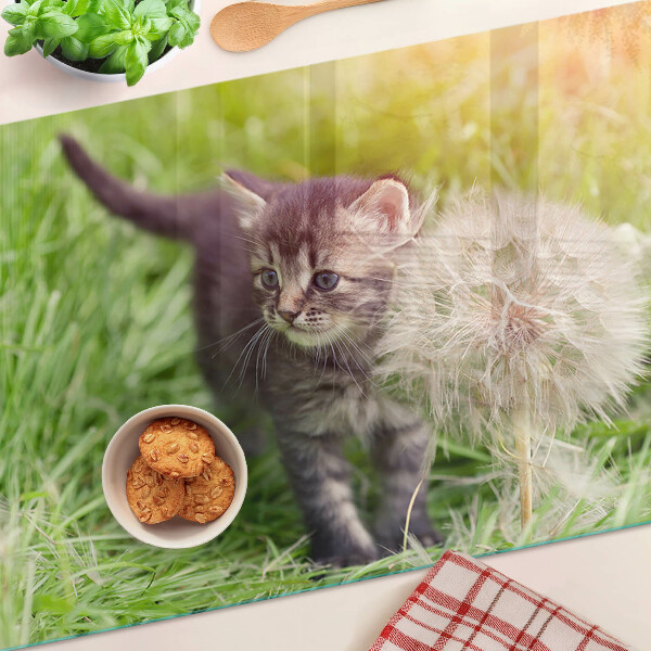 Szklana deska do krojenia z motywem kota na trawie