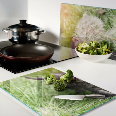 Szklana deska do krojenia z motywem kota na trawie