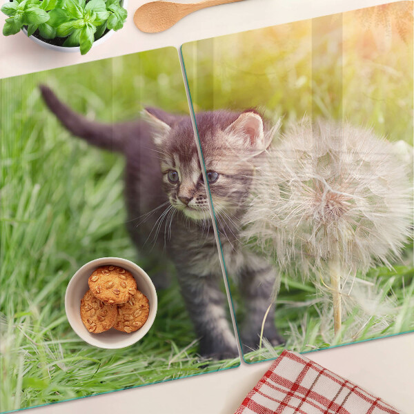 Szklana deska do krojenia z motywem kota na trawie