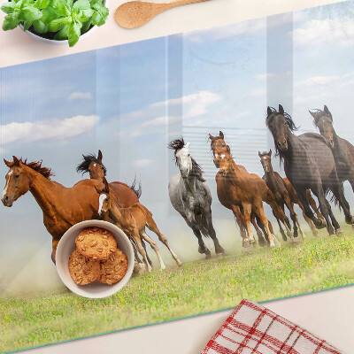 Szklana deska do krojenia z motywem galopujących koni na łące
