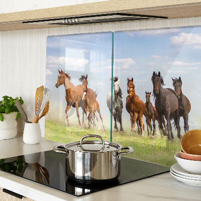 Szklana deska do krojenia z motywem galopujących koni na łące