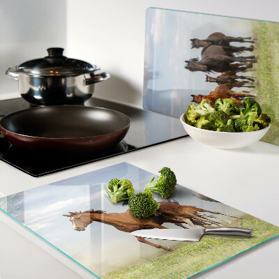 Szklana deska do krojenia z motywem galopujących koni na łące