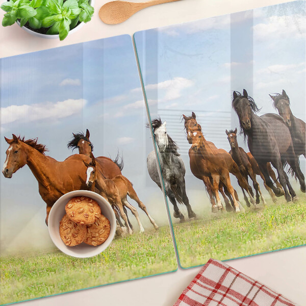 Szklana deska do krojenia z motywem galopujących koni na łące