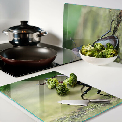 Deska kuchenna szklana z nadrukiem jelenia rogacza na zielonym tle