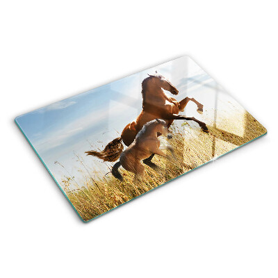 Szklana deska do krojenia z motywem koni na łące w słonecznym świetle