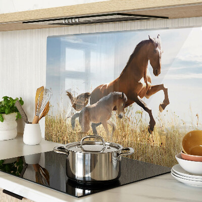 Szklana deska do krojenia z motywem koni na łące w słonecznym świetle
