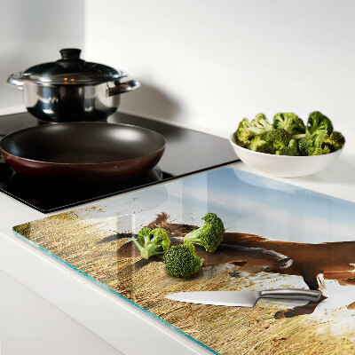 Szklana deska do krojenia z motywem koni na łące w słonecznym świetle