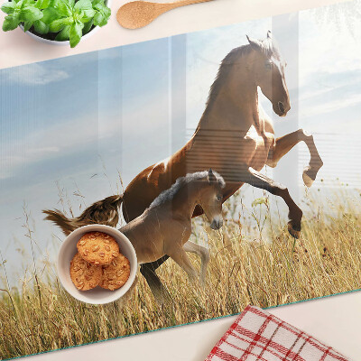 Szklana deska do krojenia z motywem koni na łące w słonecznym świetle