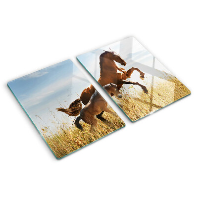 Szklana deska do krojenia z motywem koni na łące w słonecznym świetle