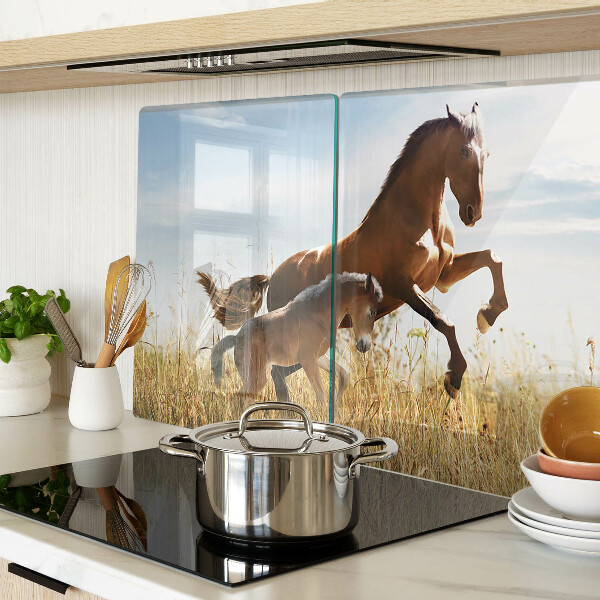 Szklana deska do krojenia z motywem koni na łące w słonecznym świetle