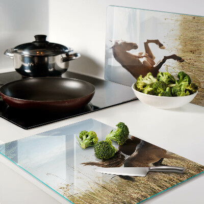 Szklana deska do krojenia z motywem koni na łące w słonecznym świetle