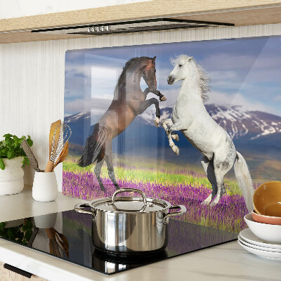 Szklana deska kuchenna z motywem koni na tle gór i kwiatów