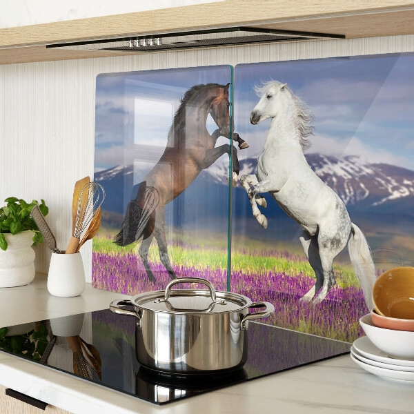 Szklana deska kuchenna z motywem koni na tle gór i kwiatów