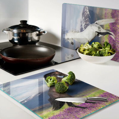 Szklana deska kuchenna z motywem koni na tle gór i kwiatów