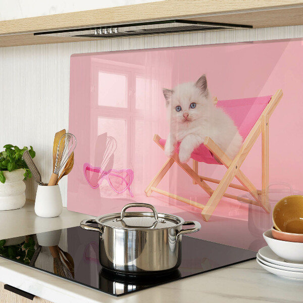 Szklana deska do krojenia z nadrukiem kotka na leżaku na różowym tle