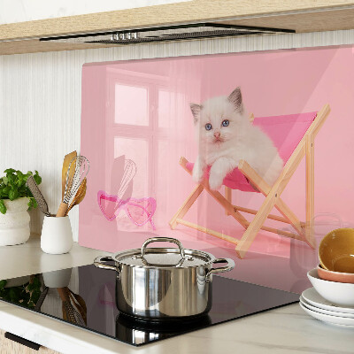Szklana deska do krojenia z nadrukiem kotka na leżaku na różowym tle