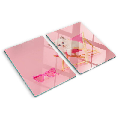 Szklana deska do krojenia z nadrukiem kotka na leżaku na różowym tle