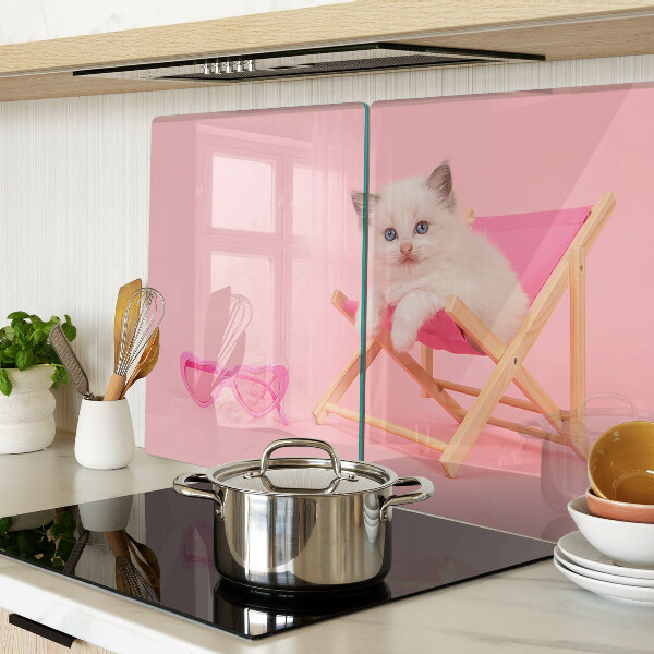 Szklana deska do krojenia z nadrukiem kotka na leżaku na różowym tle