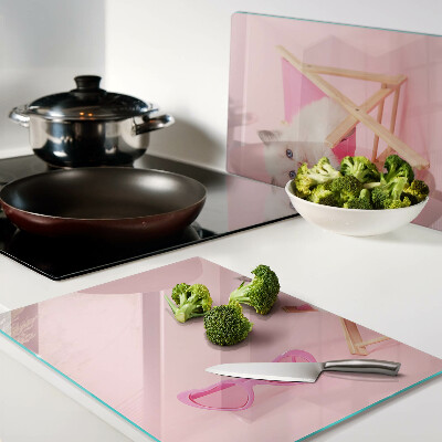Szklana deska do krojenia z nadrukiem kotka na leżaku na różowym tle