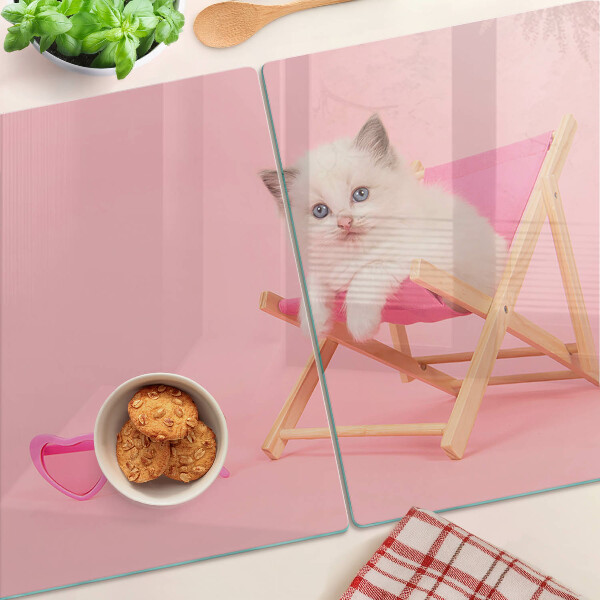 Szklana deska do krojenia z nadrukiem kotka na leżaku na różowym tle