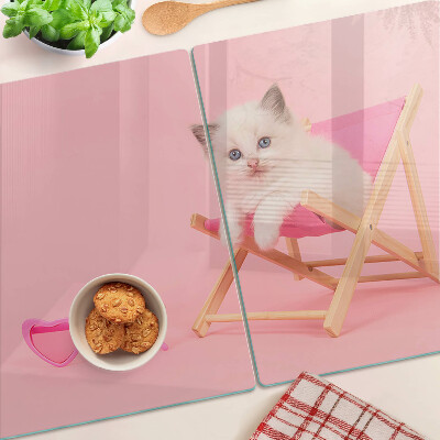Szklana deska do krojenia z nadrukiem kotka na leżaku na różowym tle