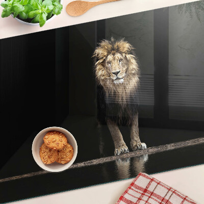 Szklana deska kuchenna z motywem lwa na ciemnym tle