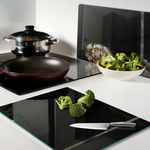 Szklana deska kuchenna z motywem lwa na ciemnym tle