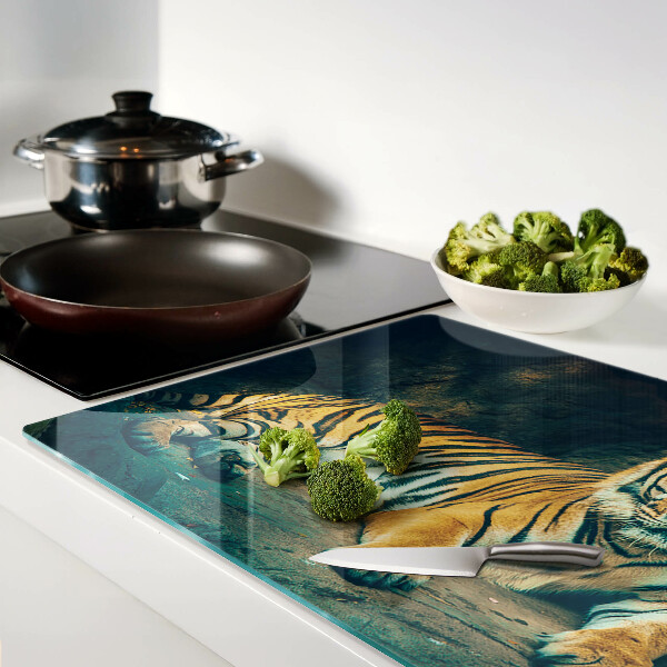 Szklana deska do krojenia z nadrukiem przedstawiającym tygrysa leżącego na skałach