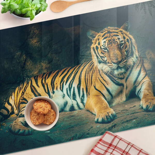 Szklana deska do krojenia z nadrukiem przedstawiającym tygrysa leżącego na skałach