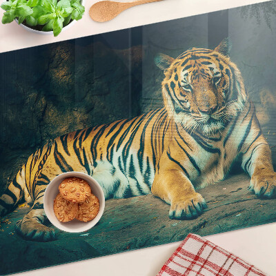 Szklana deska do krojenia z nadrukiem przedstawiającym tygrysa leżącego na skałach