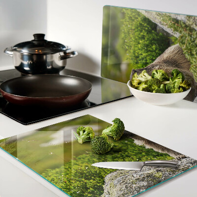 Deska kuchenna szklana z motywem marmotu na tle zielonej trawy