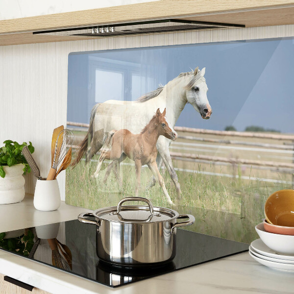 Szklana deska do krojenia z motywem konia z źrebakiem na łące