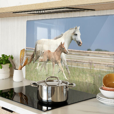 Szklana deska do krojenia z motywem konia z źrebakiem na łące