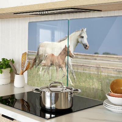 Szklana deska do krojenia z motywem konia z źrebakiem na łące