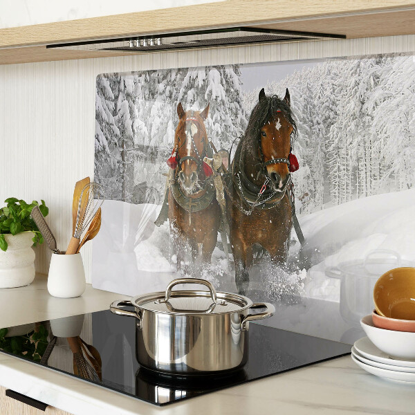 Szklana deska kuchenna z motywem koni pociągowych w śniegu
