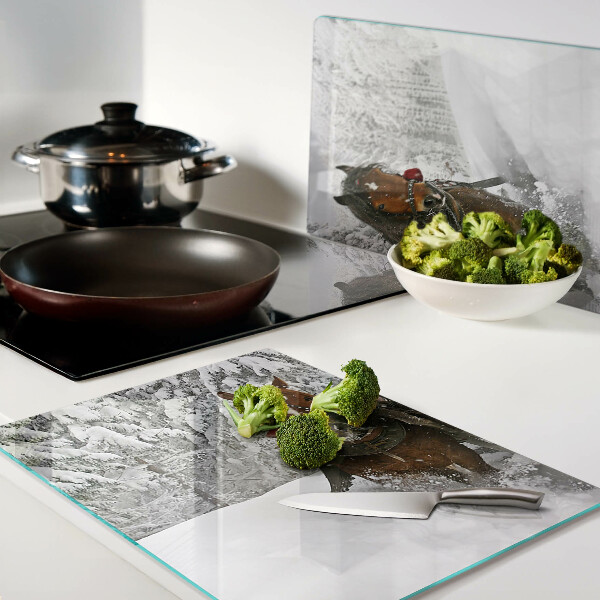 Szklana deska kuchenna z motywem koni pociągowych w śniegu