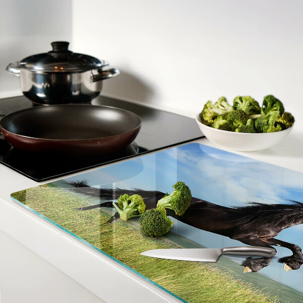 Deska kuchenna szklana z motywem czarnego konia na łące