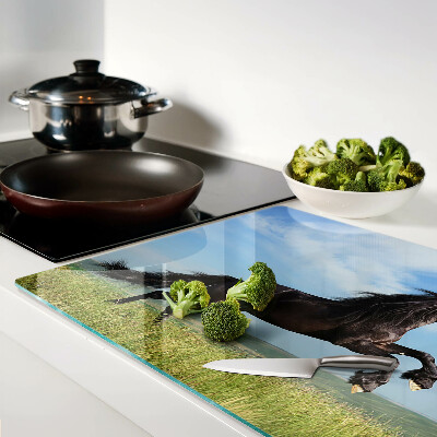 Deska kuchenna szklana z motywem czarnego konia na łące