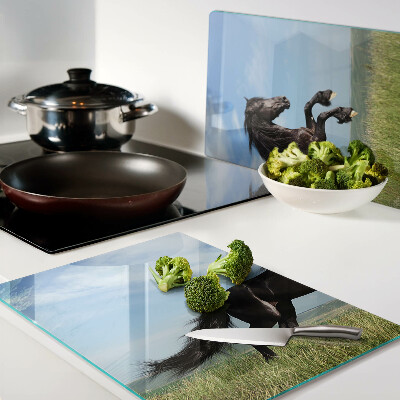 Deska kuchenna szklana z motywem czarnego konia na łące