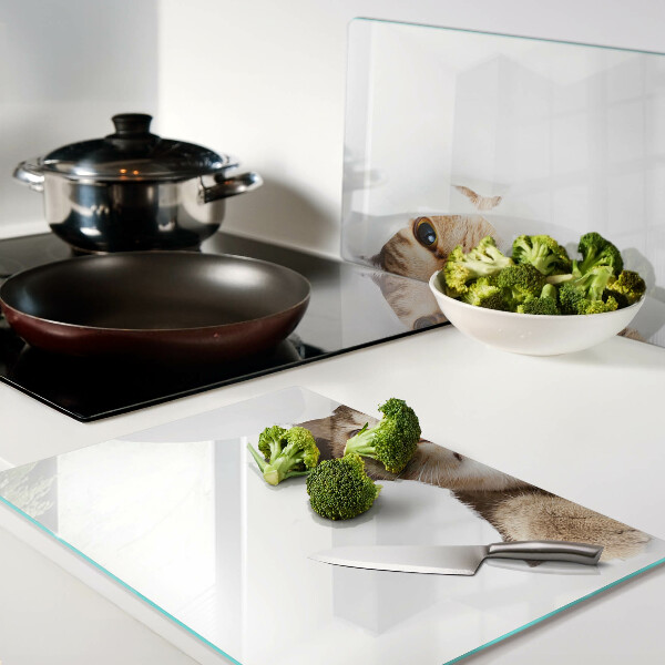 Deska kuchenna szklana z nadrukiem przedstawiającym kota patrzącego przez dziurę w ścianie