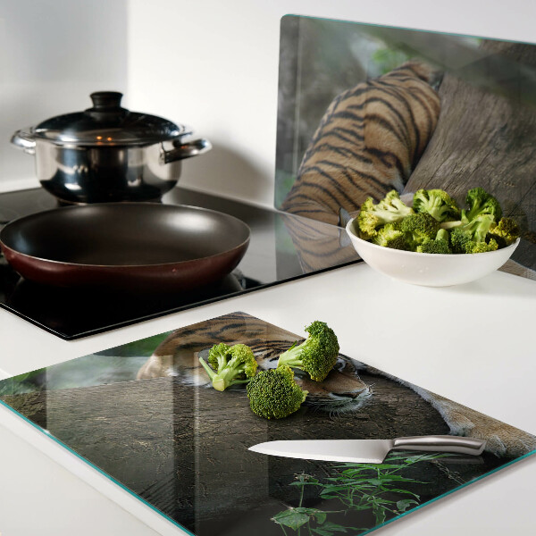 Deska kuchenna szklana z nadrukiem przedstawiającym tygrysa stojącego na pniu drzewa